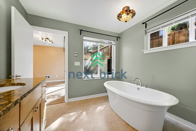 Building Photo - Cozy Retreat in Shoreline – Your Perfect 1,000 sqft Haven