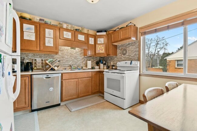 Building Photo - 426 Rushmore Ln