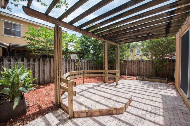 Building Photo - 731 SE 1st St