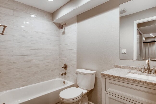 Building Photo - Gorgeous 5 Bed/4 Bath Townhome with Fully Finished Custom Basement! Cherry Creek Schools!