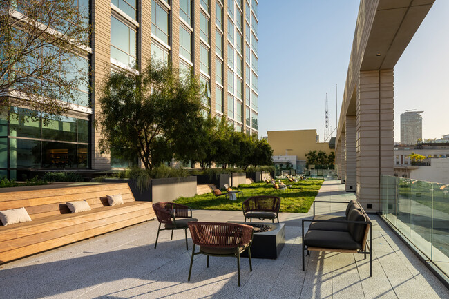 Outdoor Terrace at 11th Floor Garden - 400 S Broadway