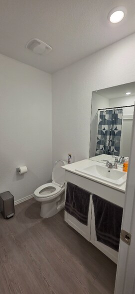 Building Photo - 115 Kings Row Ln