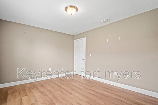 Building Photo - 1528 Gretchen Ave S