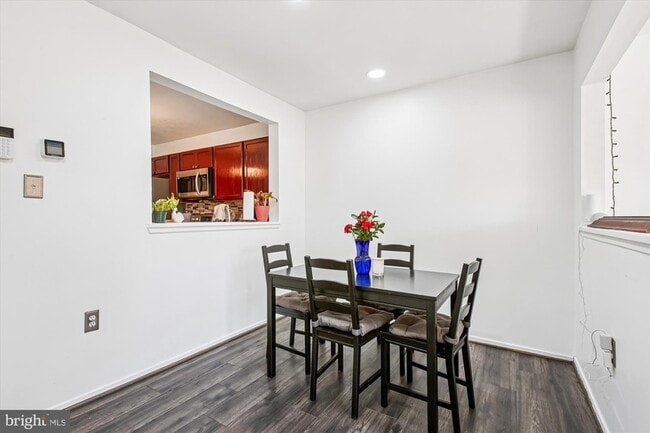 Building Photo - 8703 Village Green Ct