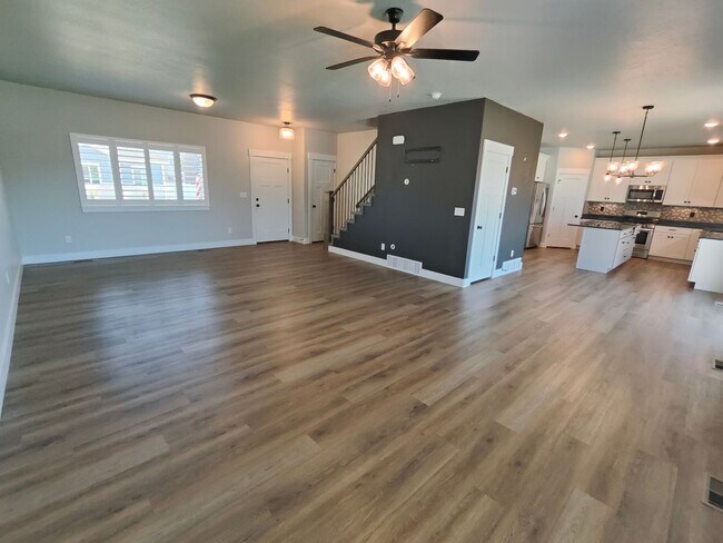 Building Photo - Spacious 4 bed/2.5 bath Home!