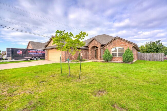 Building Photo - AVAILABLE THE END OF APRIL! 3 OR 4 BDRM, 2 BATHRM, 2 CAR & STORM SHELTER