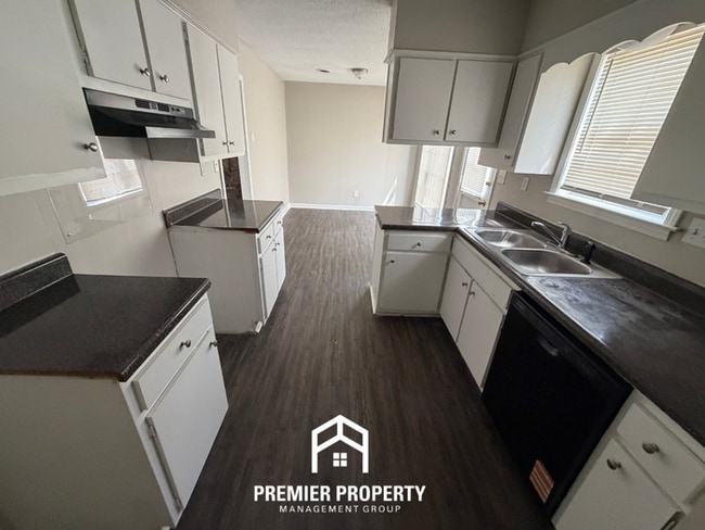 Building Photo - 3-Bedroom Single-Family Home for Rent in Memphis, TN - Vaulted Ceilings & Fenced Backyard