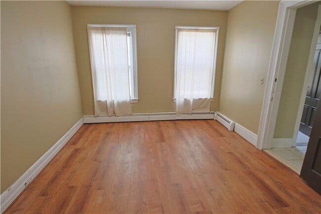 Building Photo - Great spot! 3br/1ba on Park Ave