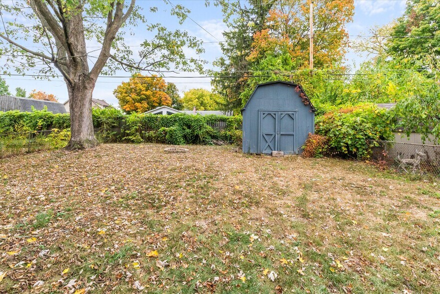 Building Photo - 1027 Curdes Ave