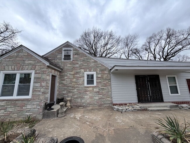 Building Photo - Cozy 3 Bedroom Home Ready for Move In!!