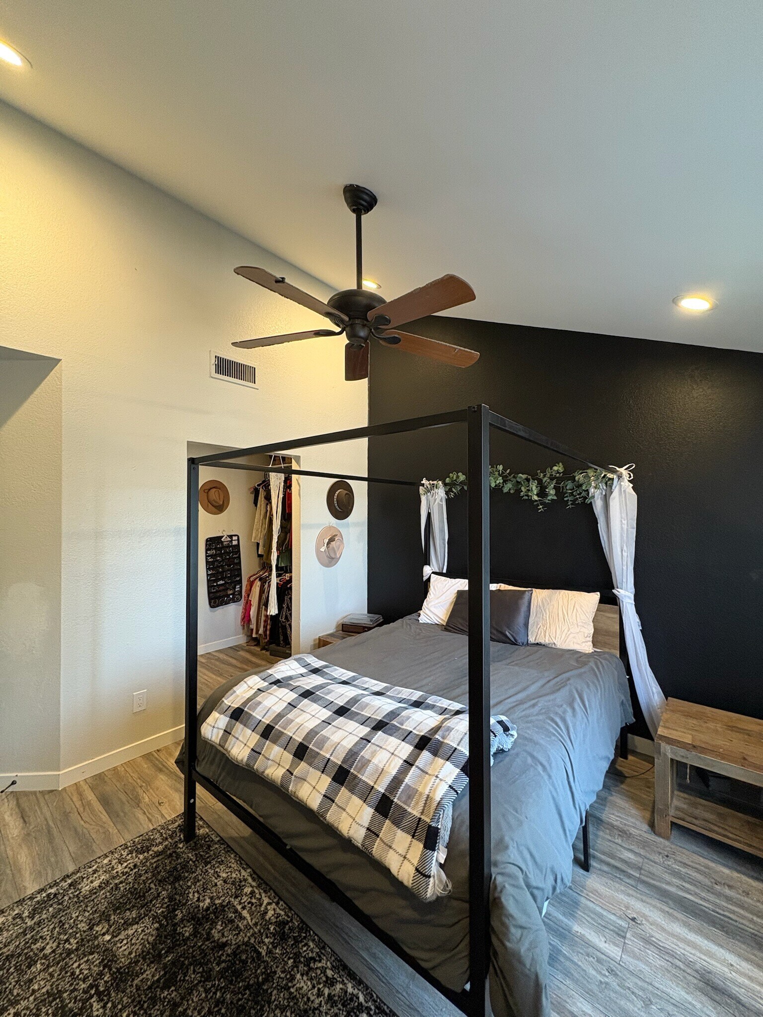 Master bedroom - 3315 E Kelton Ln