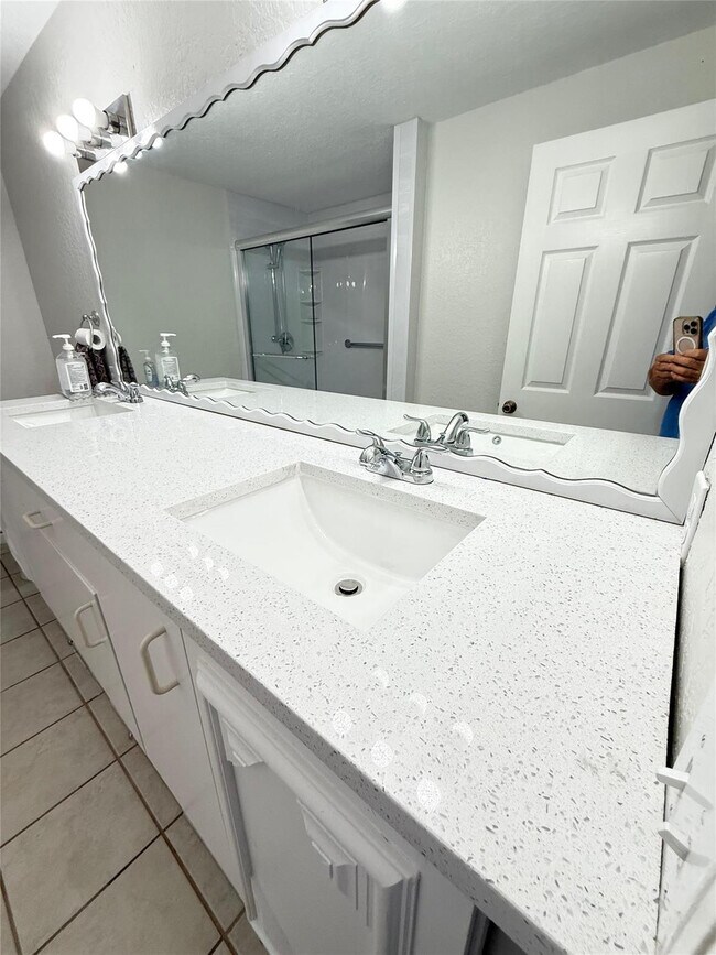 Building Photo - 2901 Riverside Dr