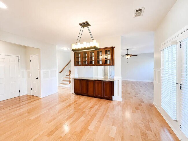 Building Photo - 10 Lynell Pl