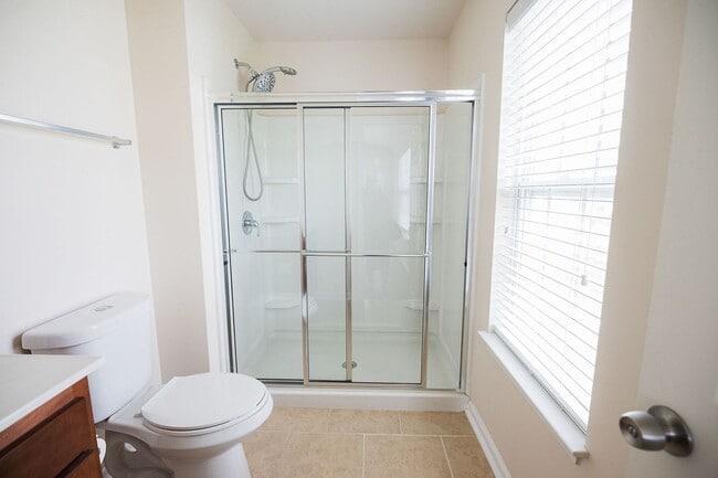 Building Photo - Immaculate beautiful 3-bedroom, 2.5-bath t...