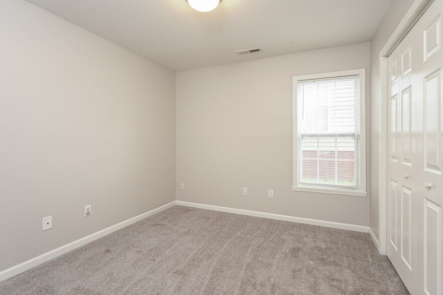 Building Photo - 4031 Village Park Ct