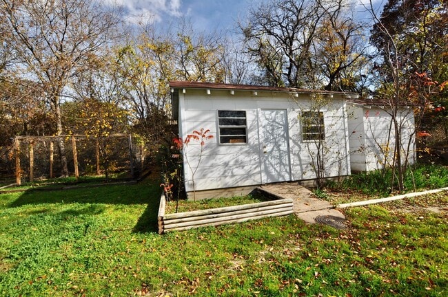 Building Photo - FOR LEASE! Nice 5 BR - 3 Bath - 2,600+ sf ...