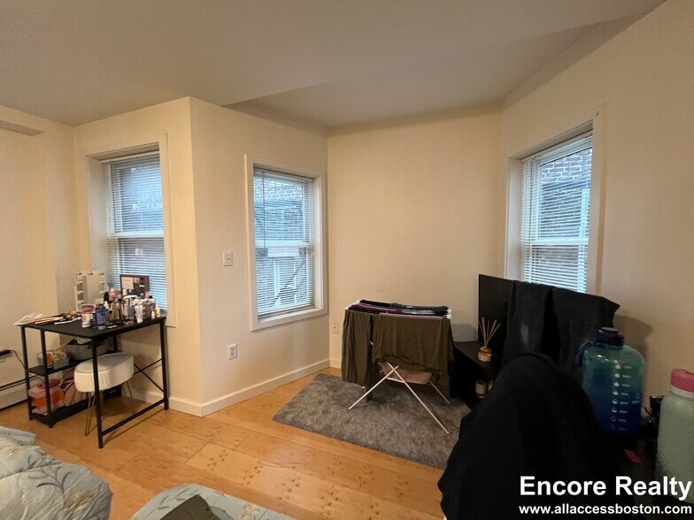 Building Photo - 462 Park Dr