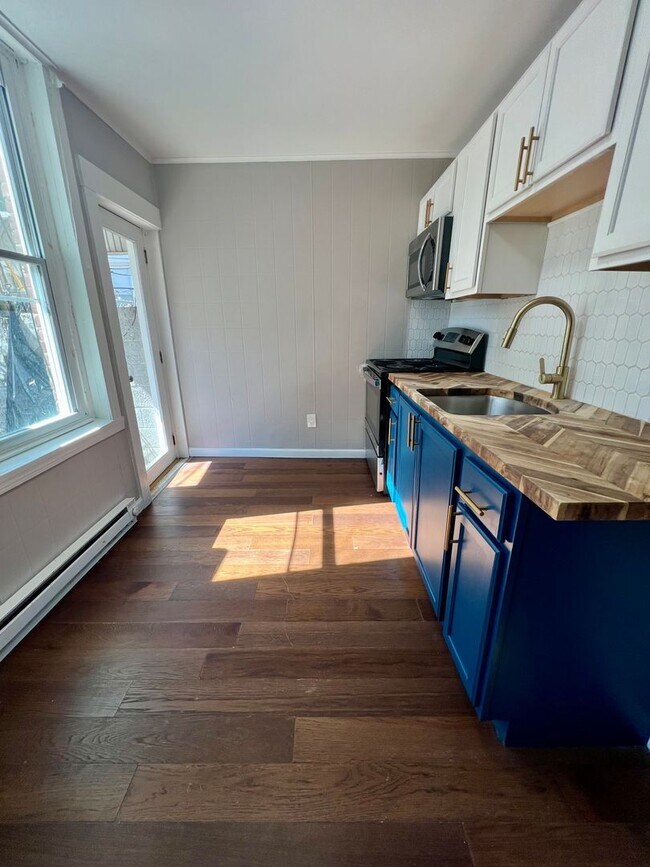 Building Photo - Recently Renovated 3-Bedroom Townhome in Allegheny West! Available NOW!