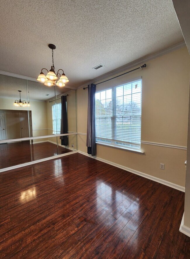 Building Photo - Comfortable 3BD, 2.5BA North Raleigh Townhome with HOA Amenities