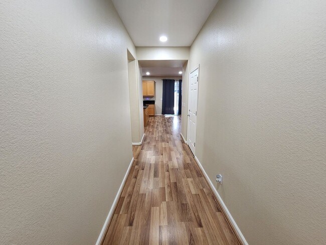Building Photo - Inviting and Warm 3 Bedroom 2 Bath Home in Newman CA