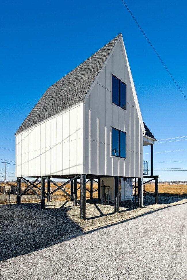 Building Photo - 10 Anchor St