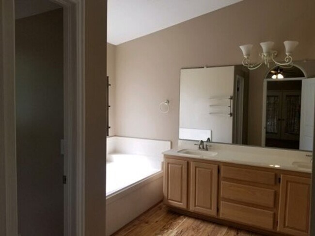 Building Photo - Beautiful Bloomington Hills Home