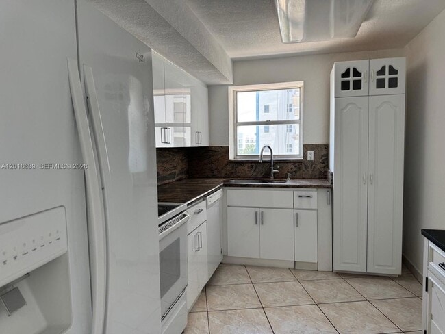 Building Photo - 6039 Collins Ave
