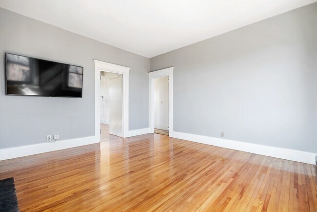 Building Photo - 28 Chestnut St