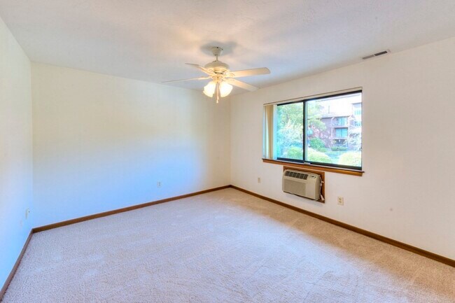 Building Photo - 340 Sunderland Rd