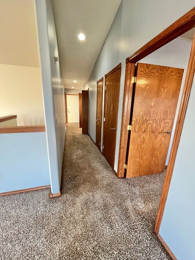 Building Photo - Spacious 4 Bed/3 Bath Twinhome in Brandon!