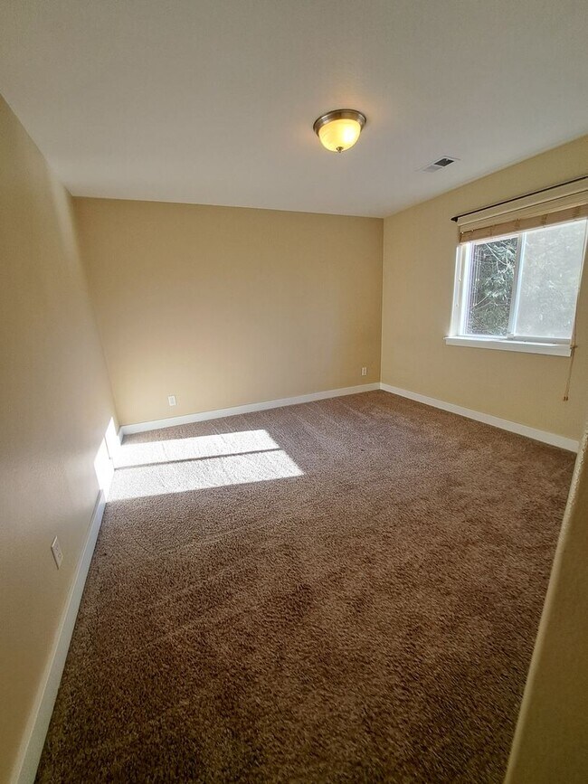 Building Photo - Secluded 5 bedroom Amazing Views Green Space