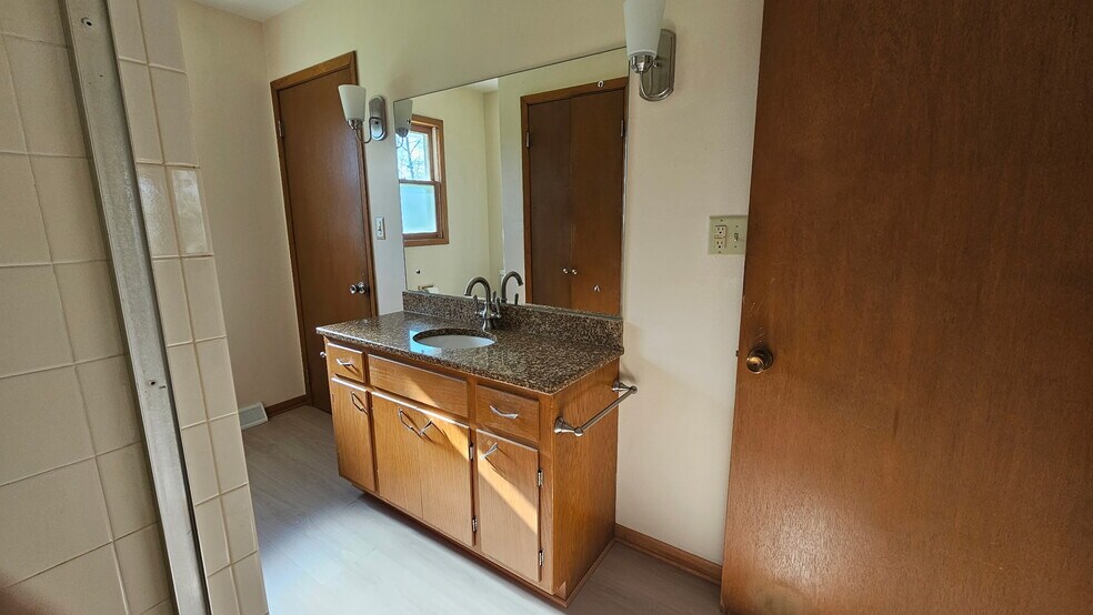 Building Photo - 499 Adeline Dr