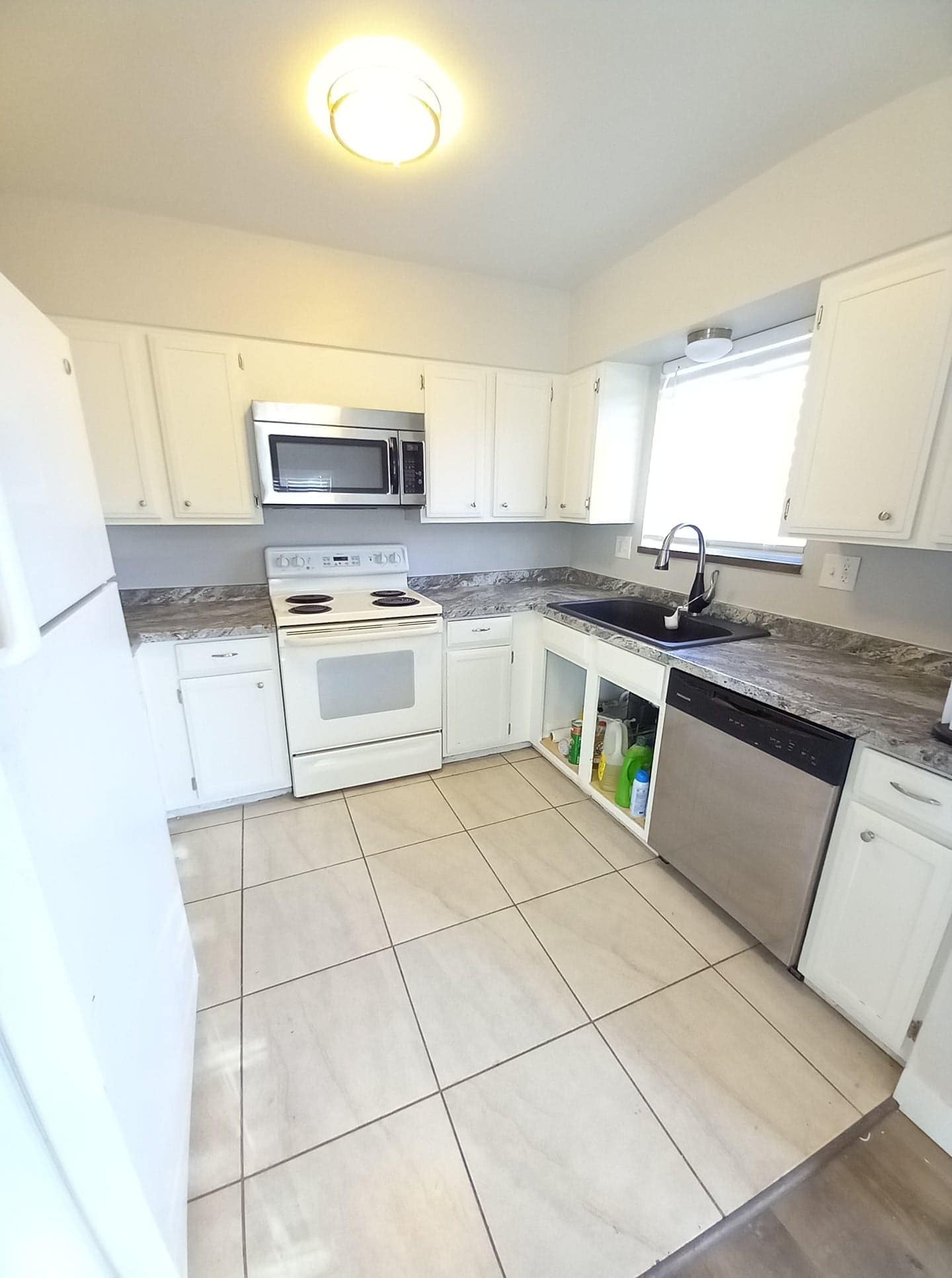 KITCHEN - 3136 Moonbeam Cir S