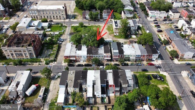 Building Photo - 565 Line St