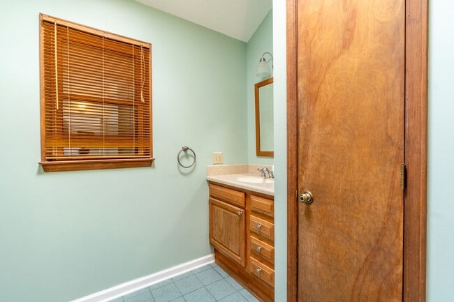 Building Photo - Meticulously maintained property with a st...