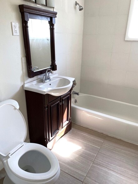 Building Photo - River View Apartments