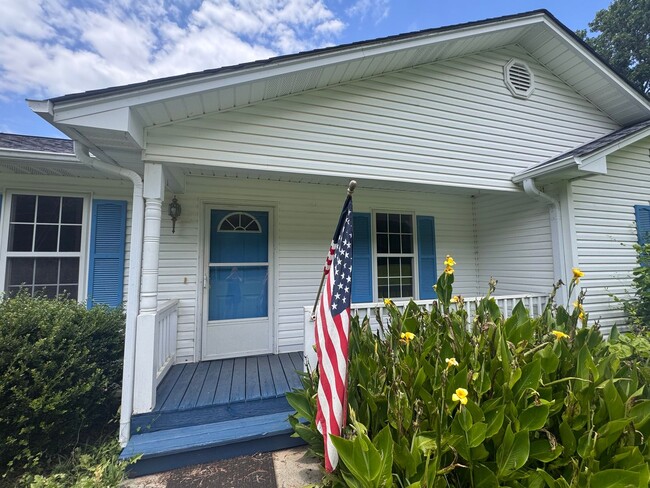 Building Photo - Beautiful 3BR Home for Rent in Toccoa, GA with Fenced Yard & 2-Car Garage