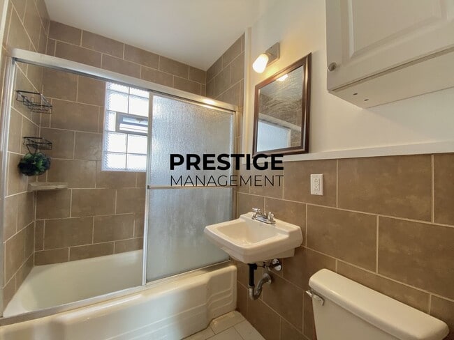 Building Photo - Spacious 2BD Apartment With Den