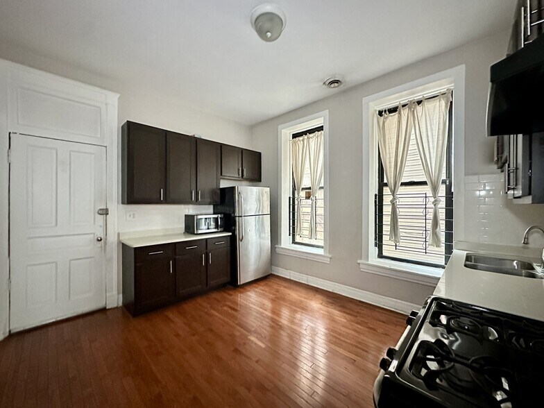 Building Photo - 1407 W Erie St