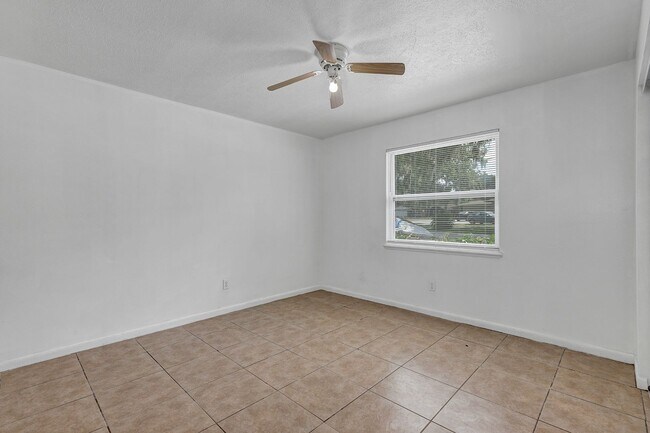 Building Photo - Freshly Updated 2-Bedroom Home with Stainless Steel Appliances & Private Patio – Ocala, FL