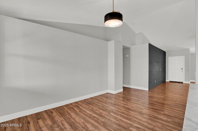 Building Photo - 8406 W Dahlia Dr