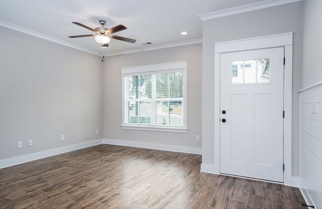 Building Photo - 1524 Cottage Grv