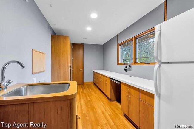 Building Photo - 5760 Snowshoe Cir