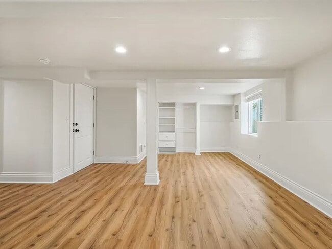 Building Photo - 125 NE Shaver St