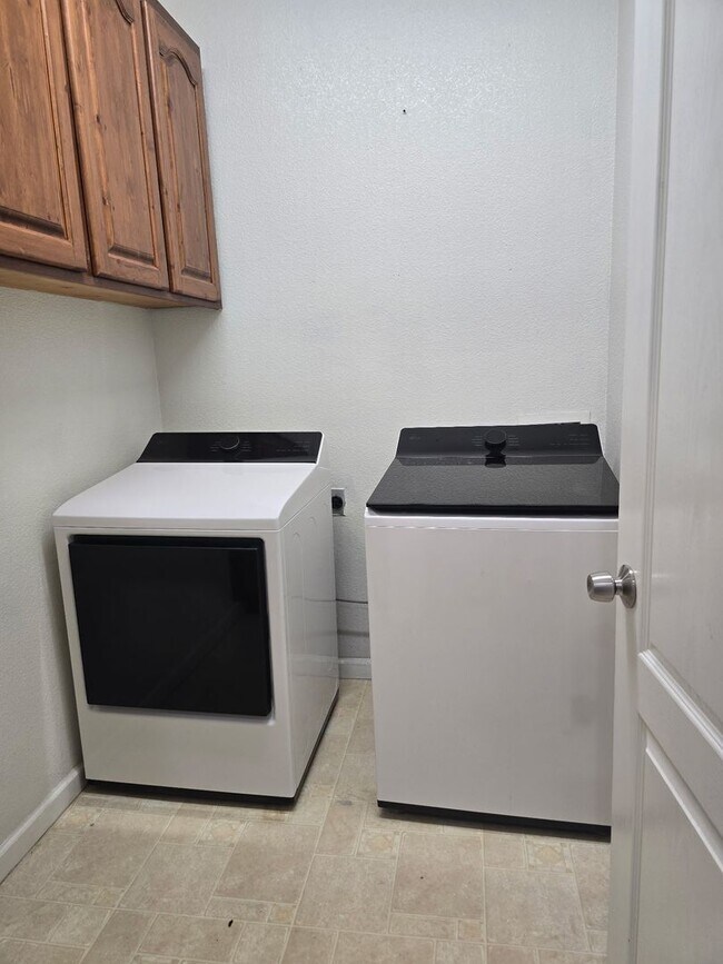 Building Photo - Big beautiful Home for rent in Visalia, Ca