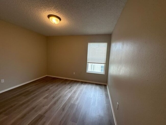 Building Photo - **Updated 2-Level Townhome in Fort Collins...