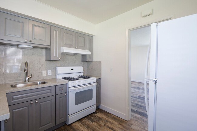 Building Photo - OPEN HOUSE: 12/13 1-2PM ~ Studio in La Jolla ~ 1 MILE from Beach!