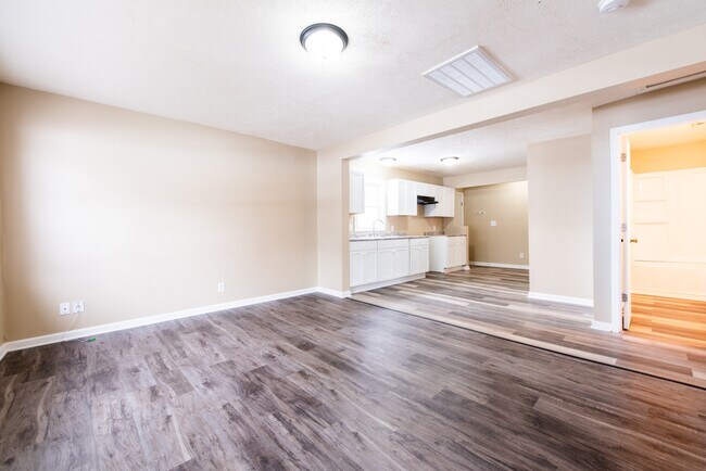 Building Photo - 6610 Elmwood Ave