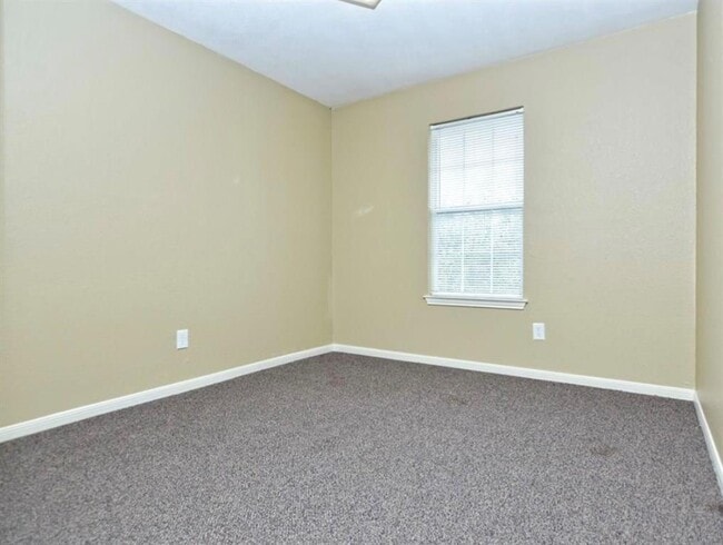 Building Photo - 554 E Cedar St