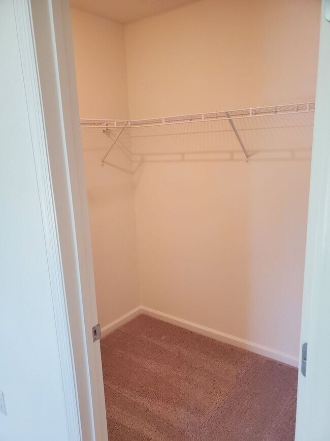 Building Photo - 3 BEDROOM 2.5 BATH TOWNHOME